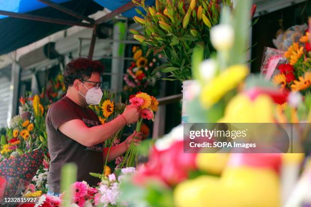 Flower vendor prepares bouquets for mothers day celebration. May 10th is one of the most celebrated holidays in Mexico. The flower trade is one of...