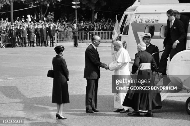 French President Valery Giscard d'Estain and his wife Anne-Aymone welcome Pope John Paul II in Paris during his official visit in France on May 30,...