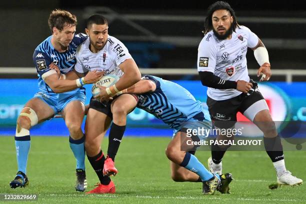 Toulon's New Zealand full back Rudi Wulf is challenged by Montpellier's South African full back Johannes Goosen during the French Top14 rugby union...