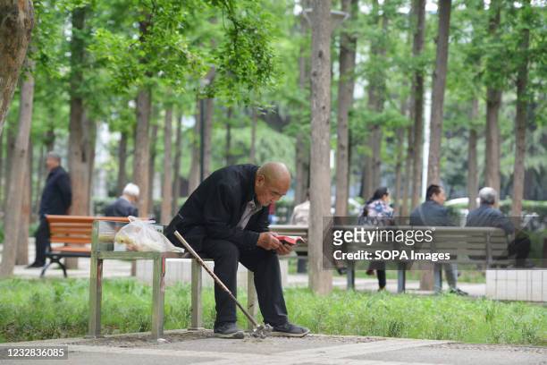 An old man sits alone at Lin Dai Lu Park. The main data of the seventh national census of China was officially released. The data show that the total...