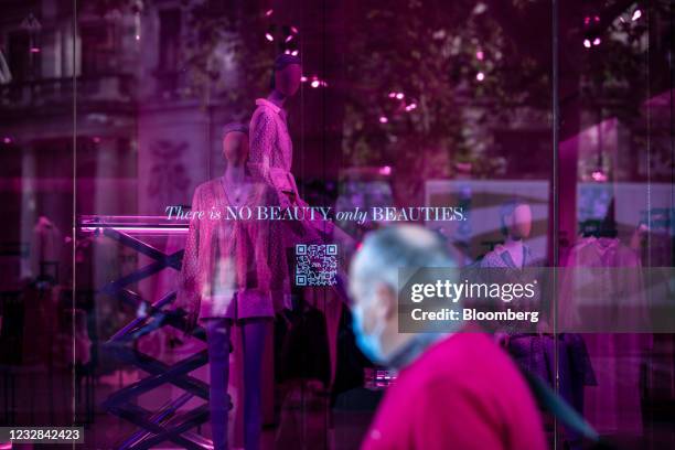 Zara Qr Code 2,294 Zara Beauty Stock Photos, High-Res Pictures, and Images - Getty ...