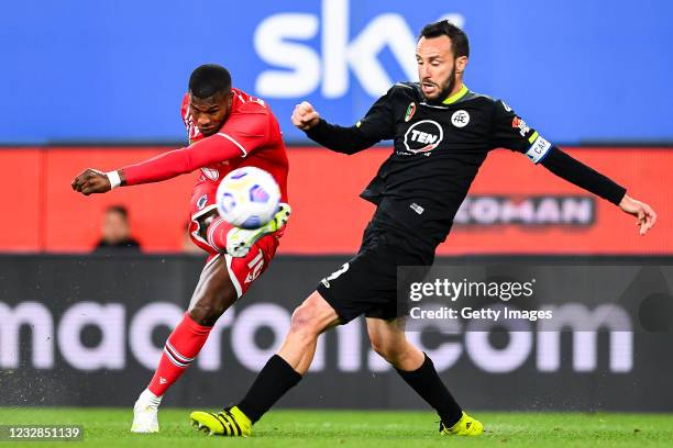 Keita Balde of Sampdoria avoids Claudio Terzi of Spezia and shoots at goal during the Serie A match between UC Sampdoria and Spezia Calcio at Stadio...