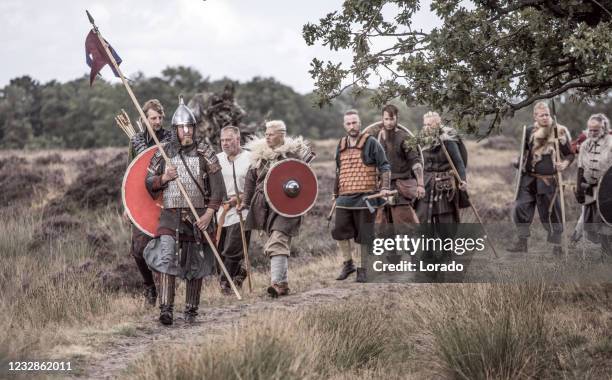 wikingerkrieger im freien führen eine scouting-mission - liverollenspiel stock-fotos und bilder