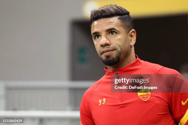 Bruno Peres of AS Roma warm up prior to the Serie A match between FC Internazionale and AS Roma at Stadio Giuseppe Meazza on May 12, 2021 in Milan,...