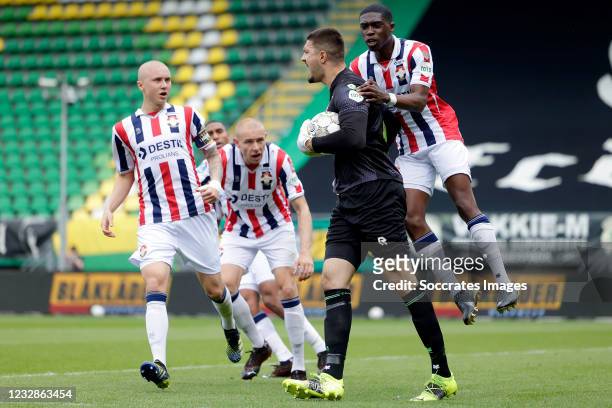 Derrick Kohn of Willem II, Aro Muric of Willem II during the Dutch Eredivisie match between ADO Den Haag v Willem II at the Cars Jeans Stadium on May...