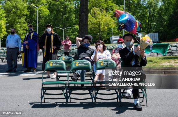 Grad Walk Graduate Walking Across Stage Photos and Premium High Res Pictures ...