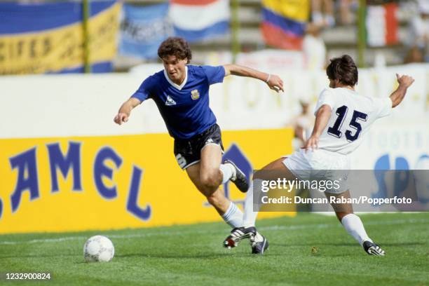 Oscar Ruggeri of Argentina is challenged by Eliseo Rivero of Uruguay during a 1986 FIFA World Cup Round of 16 match at the Cuauhtemoc Stadium on June...