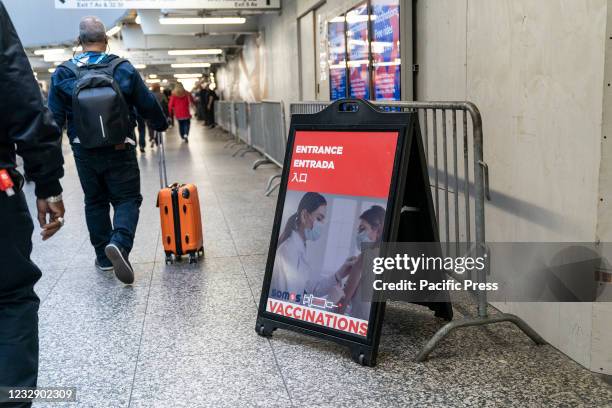 Straphanger Poll Janssen Station Photos and Premium High Res Pictures - Getty Images