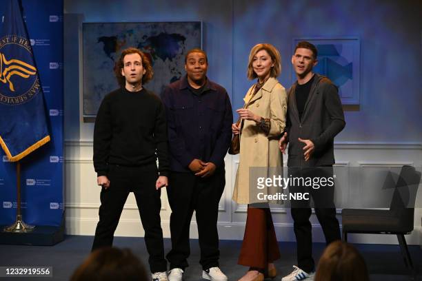 Keegan-Michael Key" Episode 1804 -- Pictured: Kyle Mooney, Kenan Thompson, Heidi Gardner, and Mikey Day during the "No More Masks" Cold Open on...