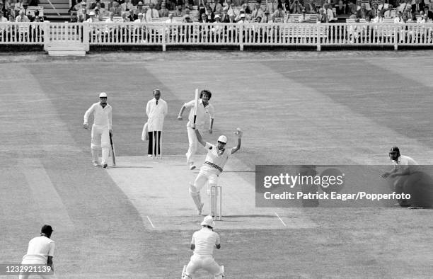 New Zealand batsman Bruce Edgar tries to avoid a bouncer from England bowler Bob Willis during the 3rd Test match between England and New Zealand at...