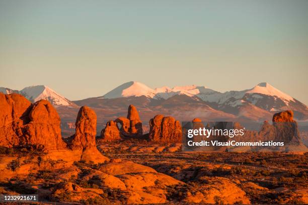 puesta de sol en el parque nacional arches. - moab utah fotografías e imágenes de stock