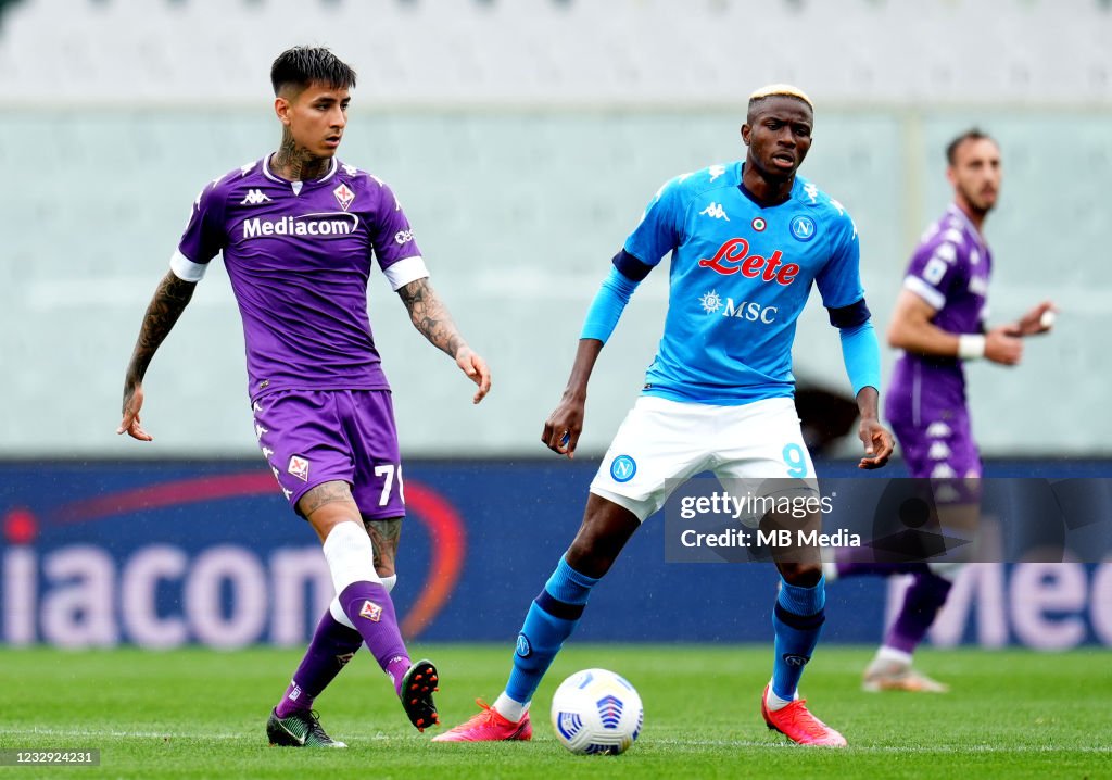 Erick Pulgar of ACF Fiorentina competes for the ball with Victor ...