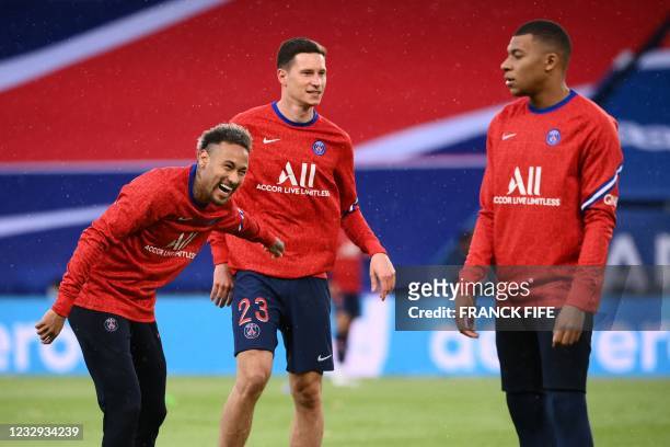 Paris Saint-Germain's Brazilian forward Neymar jokes with Paris Saint-Germain's German midfielder Julian Draxler and Paris Saint-Germain's French...