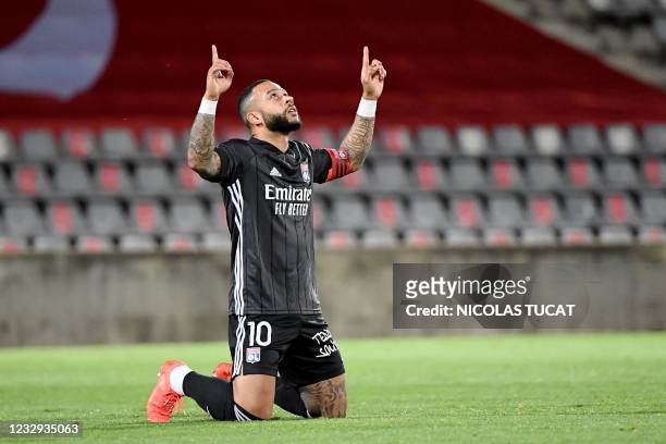 Lyon's Dutch forward Memphis Depay celebrates after scoring a goal during the French L1 football match between Nimes Olympique and Olympique Lyonnais...