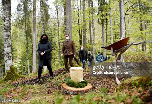 May 2021, Bavaria, Krün: Michaela Kaniber , Bavarian Minister of Agriculture, walks past a sample urn together with Rudolf Plochmann , head of the...