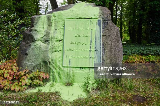 Last night, the memorial stone for the synagogue of the Jewish community in Hohenschönhausen, which was destroyed in 1938, was smeared with green...