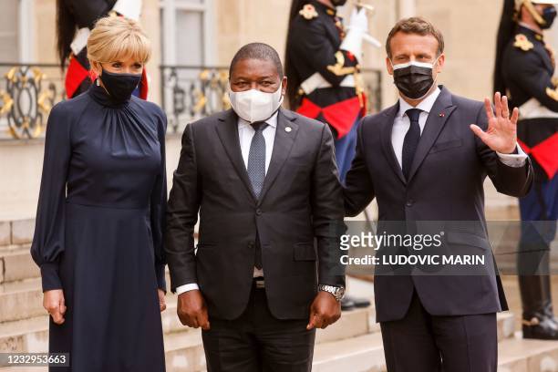France's President Emmanuel Macron and his wife Brigitte Macron , welcome Mozambique's President Filipe Nyusi upon his arrival for a dinner at the...