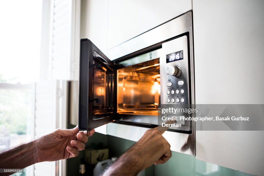Reheating / cooking food in the microwave oven