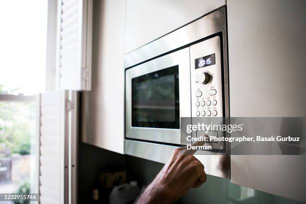 reheating / cooking food in the microwave oven - microwave photos et images de collection