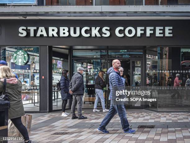 Queue Railing Starbucks 498 Starbucks Line Stock Photos, High-Res Pictures, and Images - Getty ...