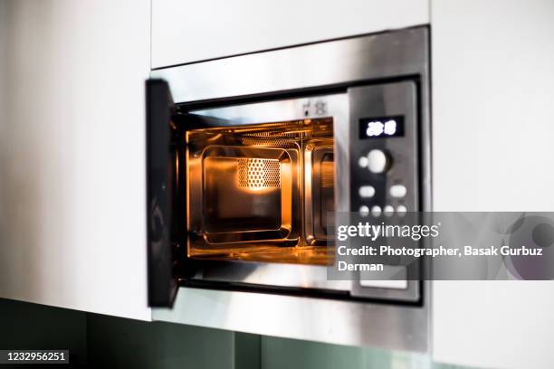 reheating / cooking food in the microwave oven - microwave photos et images de collection