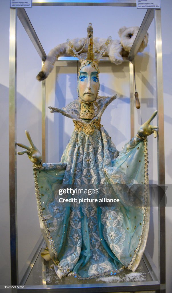 Exhibition "Puppets staring at trees"
