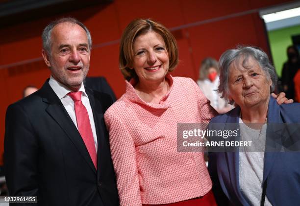 Malu Dreyer poses with her mother Katharina Dreyer and her husband Klaus Jensen after she was sworn in as State Premier of the western federal state...