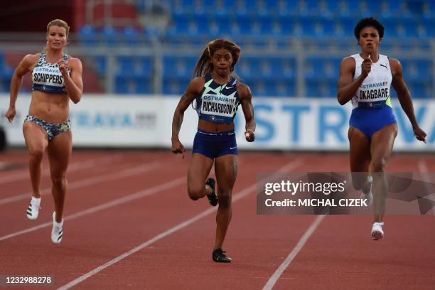 S Sha'Carri Richardson wins the women's 200m race ahead Nigeria's Blessing Okagbare and 4th placed Dafne Schippers of the Netherlands at the IAAF...