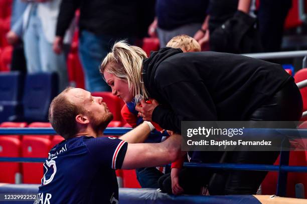 Henrik TOFT HANSEN of Paris Saint Germain kises his wife Ulrika TOFT HANSEN of Paris 92 during the EHF Velux Champions League Handball match between...