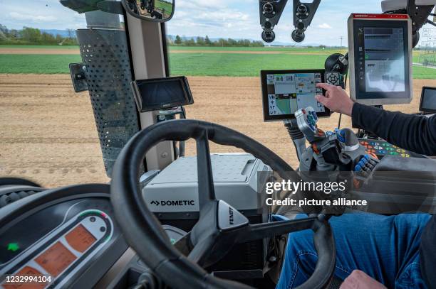 Tractor Using Gps 233 Gps Tractor Stock Photos, High-Res Pictures, and Images - Getty Images