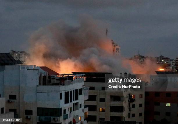 Smoke billows following an Israeli air strike on Gaza City, on May 20, 2021. - Diplomatic efforts gathered pace for a ceasefire on the 11th day of...