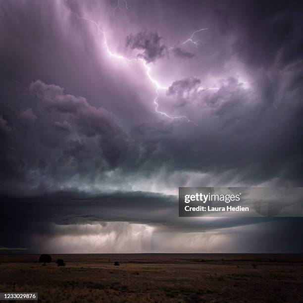 lightning on the great plains - cielo dramático fotografías e imágenes de stock