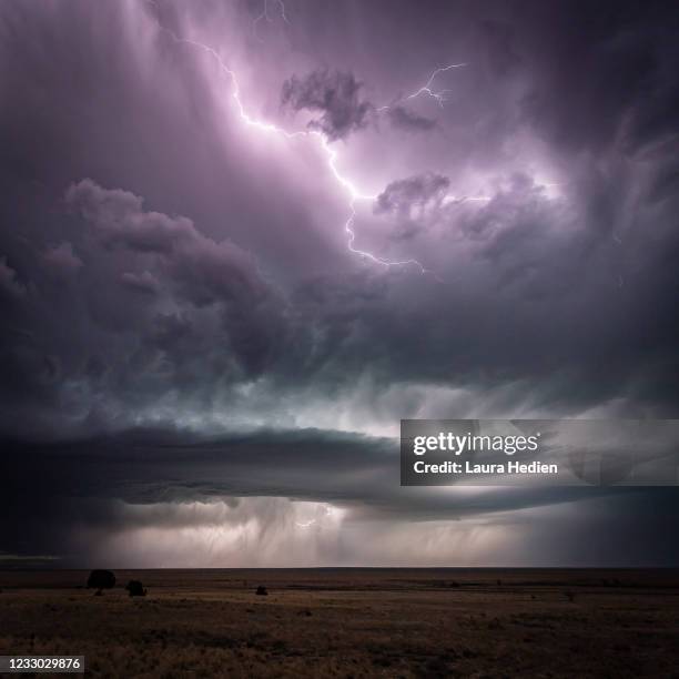 lightning on the great plains - céu tempestuoso imagens e fotografias de stock