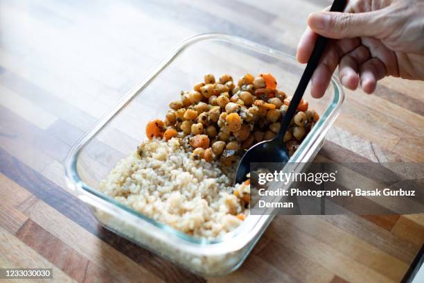 chickpea stew and rice pilaf, vegan food - pilafrijst stockfoto's en -beelden