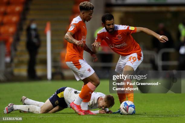 Oxford United's Mark Sykes and Blackpool's Jordan Lawrence-Gabriel and Kevin Stewart during the Sky Bet League One Play-off Semi Final 2nd Leg match...