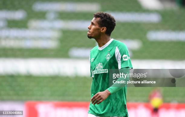 Football: Bundesliga, Werder Bremen - Borussia Mönchengladbach, Matchday 34. Werder's Theodor Gebre Selassie walks across the pitch after relegation....