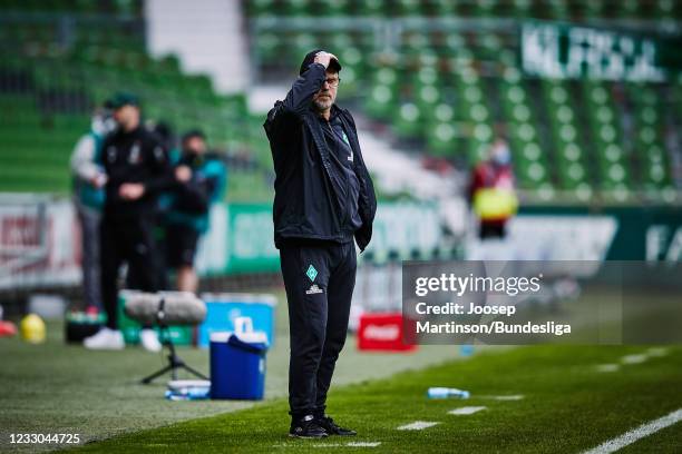 Head coach Thomas Schaaf of Bremen looks dejected during the Bundesliga match between SV Werder Bremen and Borussia Moenchengladbach at Wohninvest...