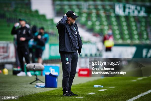 Head coach Thomas Schaaf of Bremen looks dejected during the Bundesliga match between SV Werder Bremen and Borussia Moenchengladbach at Wohninvest...