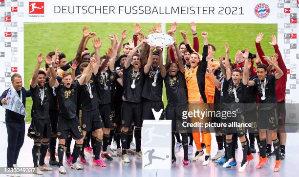 May 2021, Bavaria, Munich: Football: Bundesliga, FC Bayern München - FC Augsburg, Matchday 34 at Allianz Arena. Jerome Boateng and the Munich team...