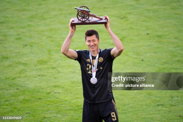 May 2021, Bavaria, Munich: Football: Bundesliga, FC Bayern München - FC Augsburg, Matchday 34 at Allianz Arena. Munich's Robert Lewandowski is...