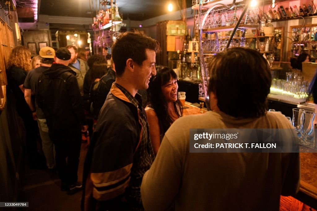 US-HEALTH-VIRUS-ENTERTAINMENT-BAR