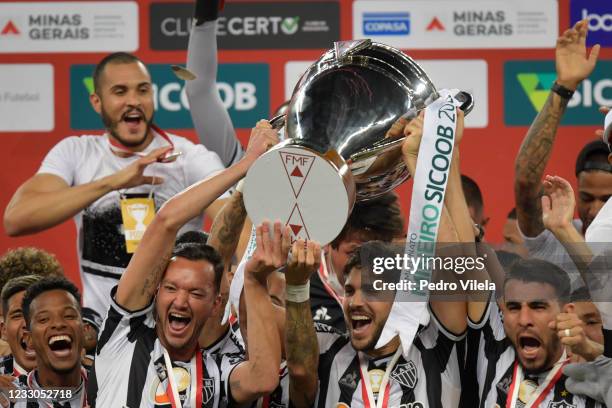 Rever of Atlético MG lifts the trophy and celebrates with teammates after the final match Campeonato Mineiro between Atlético MG and América-MG at...