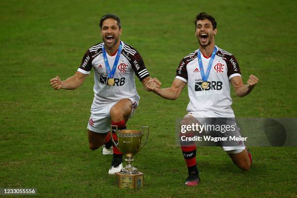 Diego Ribas and Rodrigo Caio of Flamengo celebarte with the trophy after winning the Campeonato Carioca 2021 after a match between Flamengo and...