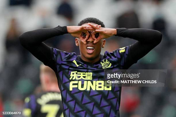 Newcastle United's English midfielder Joe Willock celebrates scoring the opening goal during the English Premier League football match between Fulham...