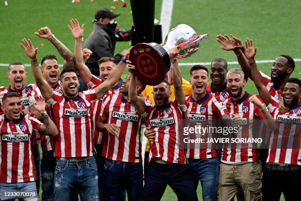 Atletico Madrid´s players celebrate with the trophy at the Wanda Metropolitano stadium in Madrid on May 23, 2021 after winning the Spanish Liga...