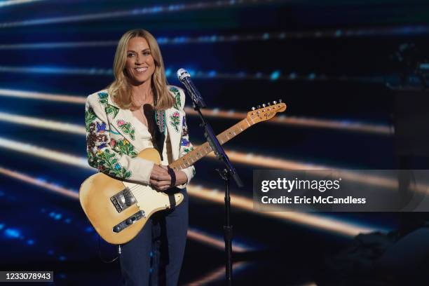 American Idol" is ready to crown its winner on a special three-hour live coast-to-coast season finale event airing SUNDAY, MAY 23 , on ABC. SHERYL...