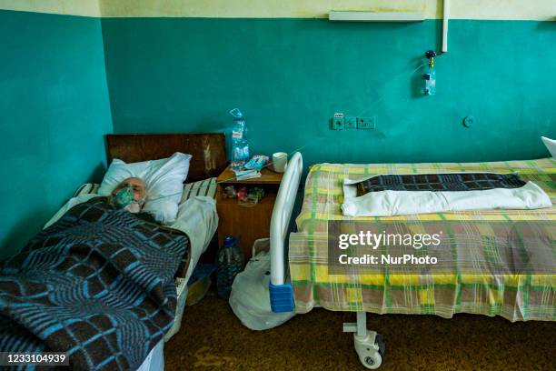 An old covid-19 patient with an oxigen mask in the intensive cares area of a hospital in Kyiv, Ukraine, on May 25, 2021.