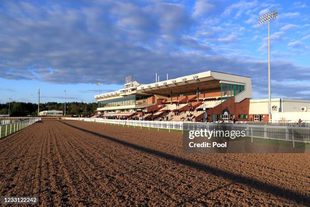 Wolverhampton Races Wolverhampton Racecourse Photos and Premium High Res Pictures - Getty ...