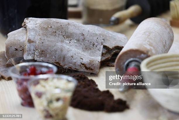 May 2021, North Rhine-Westphalia, Aachen: Gingerbread dough, spices and a rolling pin lie on the table at the Printen manufacturer Nobis. More than...