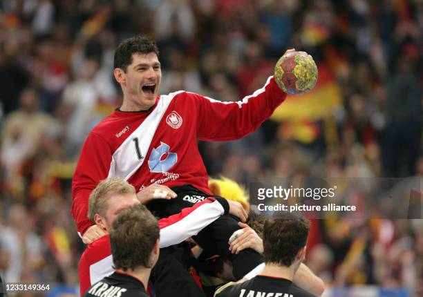 February 2007, North Rhine-Westphalia, Cologne: Handball World Cup-2007, semi-final, Germany - France in the Kölnarena. German players carry...